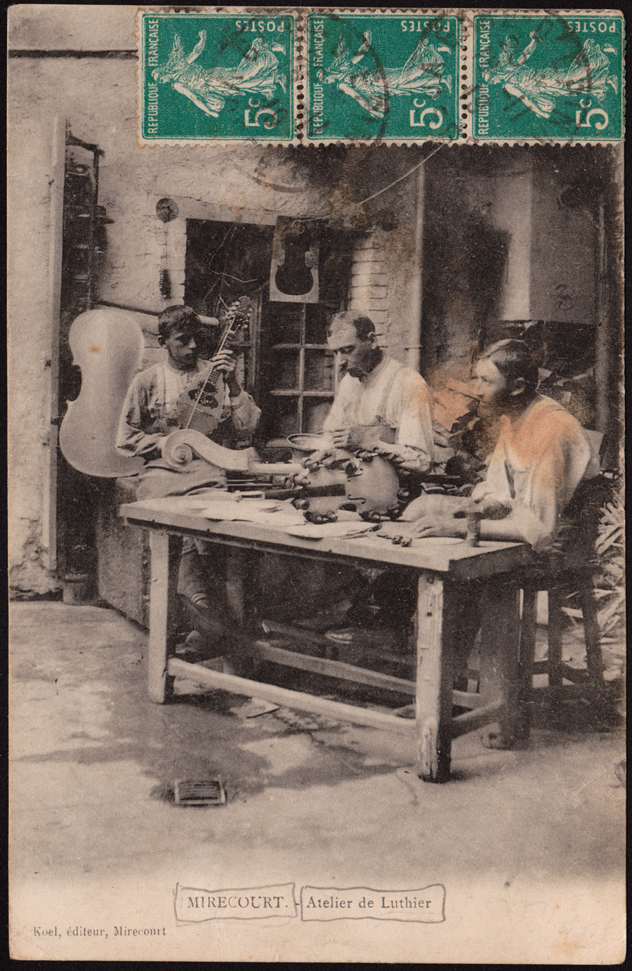 Une carte postale de Mirecourt mettant en scène un groupe de luthiers à l'ouvrage.