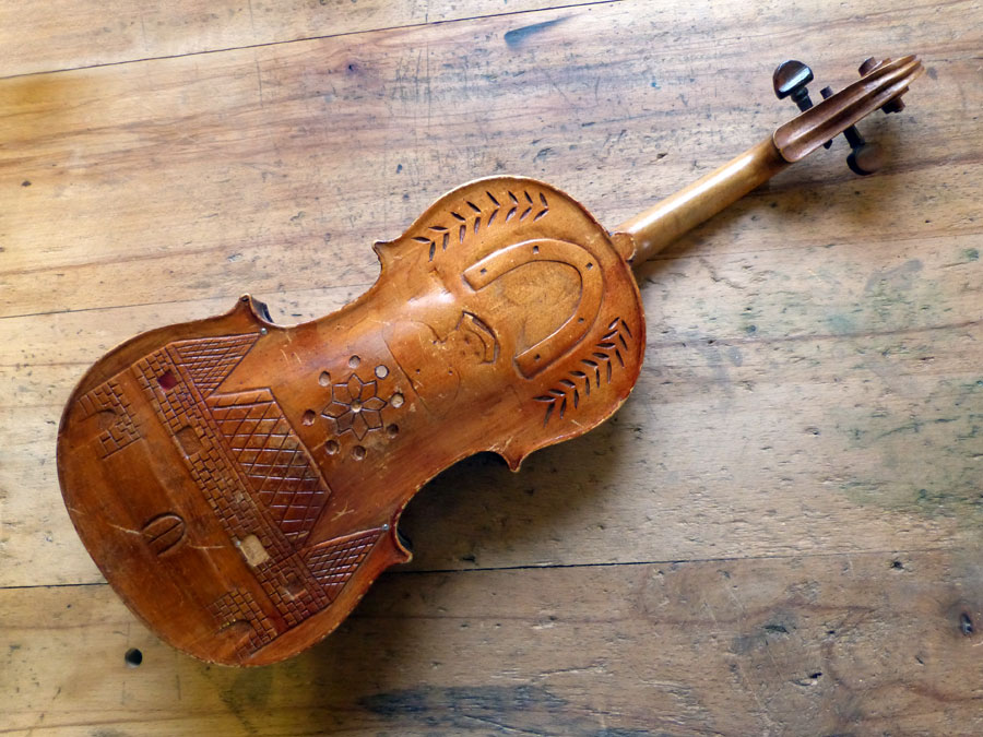 Violon au dos sculpté, bel exemple d'art populaire.