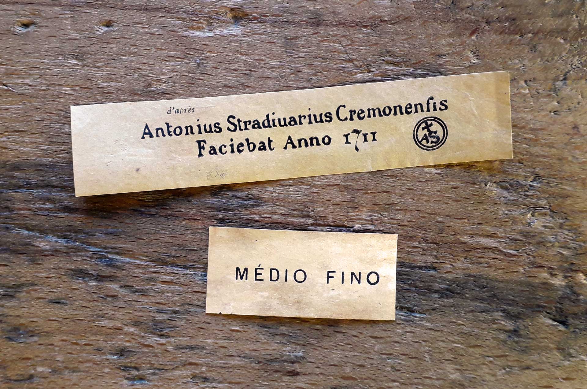 Deux étiquettes de violon : une d'après Stradivarius et une Médio Fino