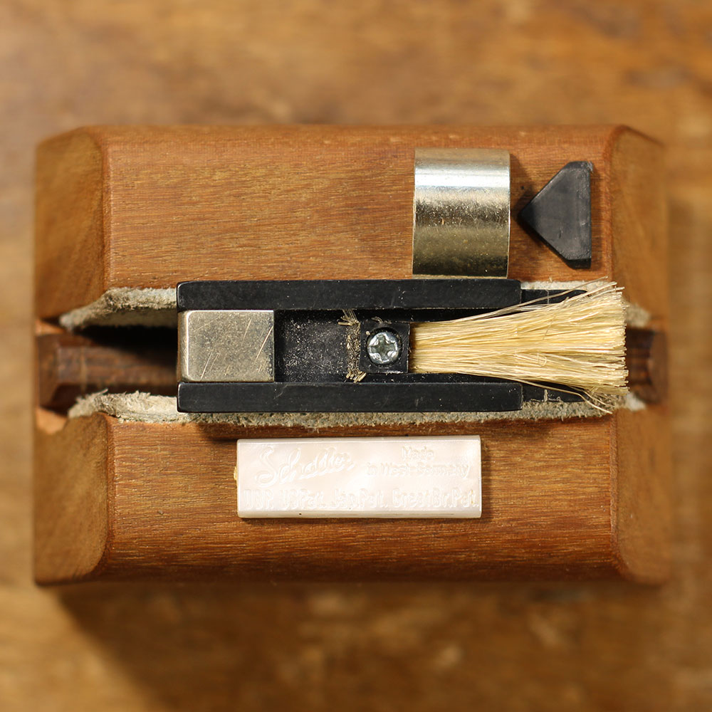Fixation de la mèche du côté de la hausse.