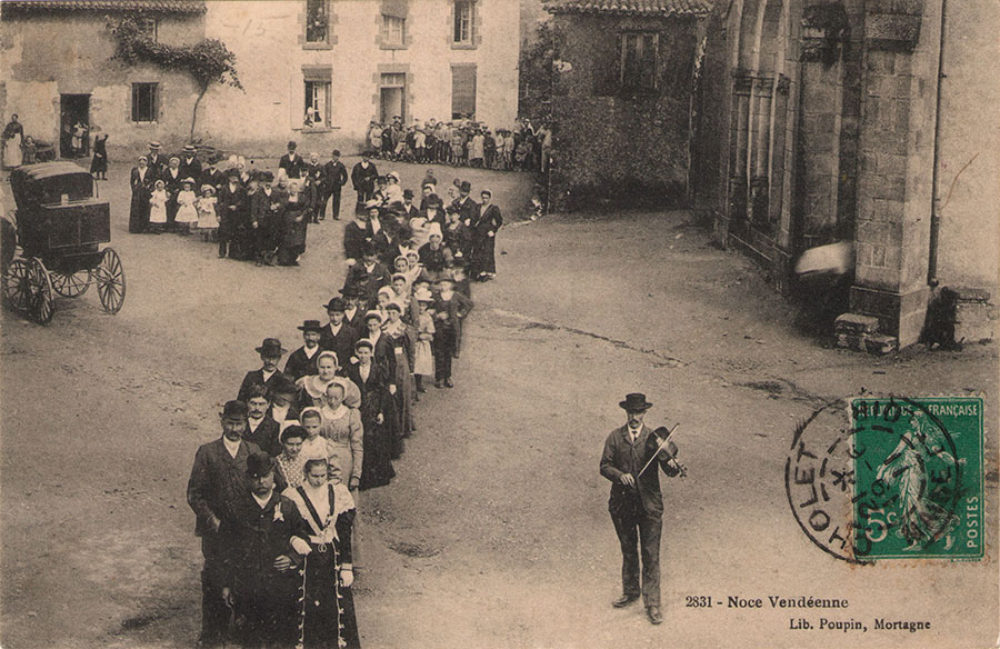 Une noce vendéenne : je trouve que, sur ces cartes postales, les violoneux sont quand même toujours très classe niveau vestimentaire !